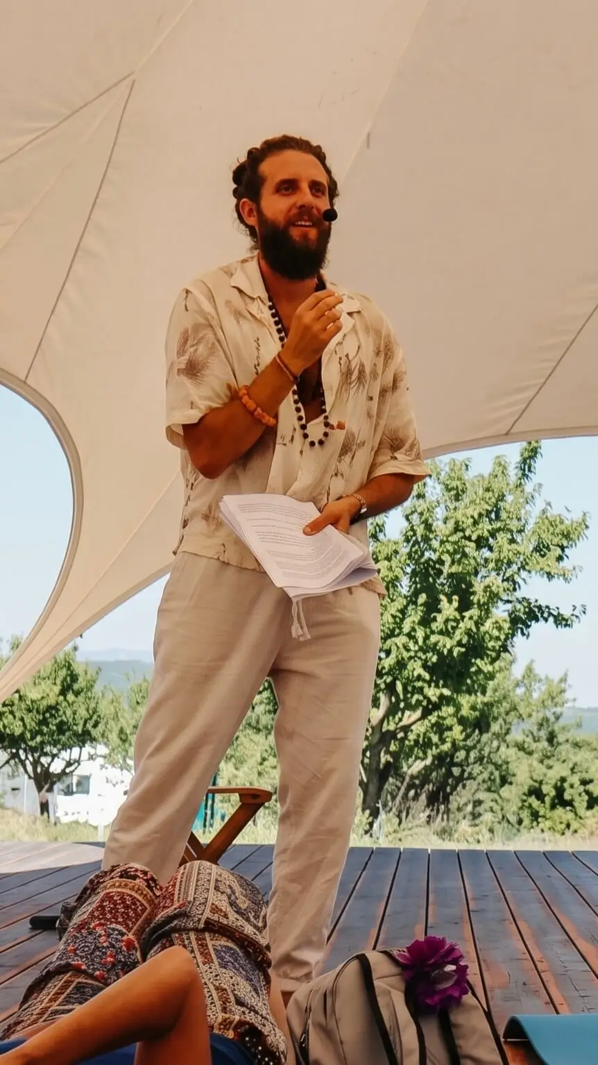 Fabio Sinicropi animant un stage d'immersion, en France, en pleine nature pour accompagner un groupe vers la souveraineté et la reconnexion à soi.